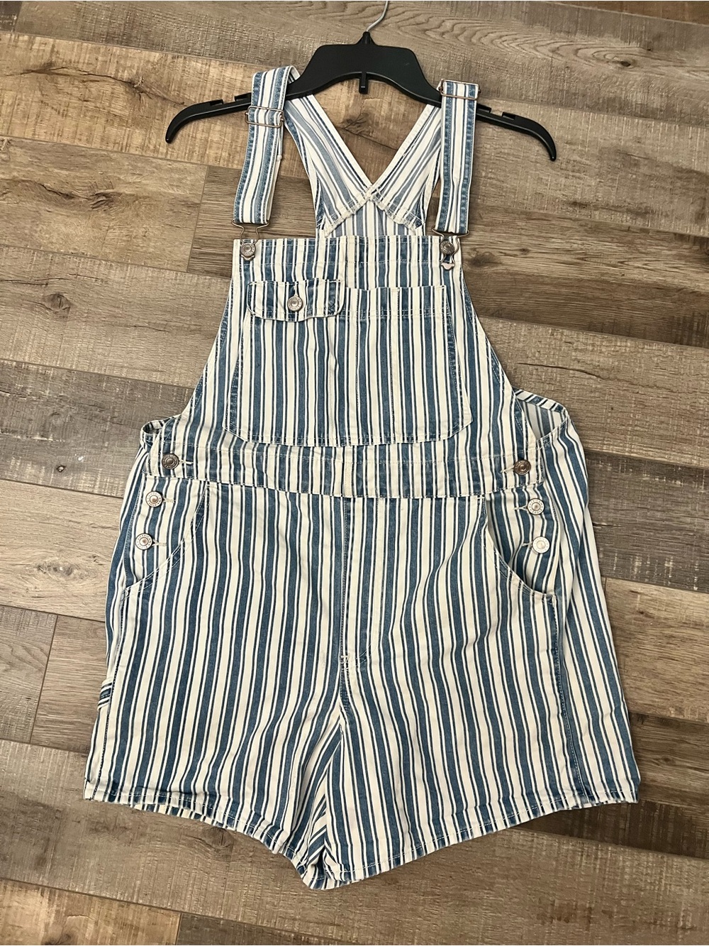 American Eagle Outfitters Blue & White Striped Women’s Short Overalls size M EUC